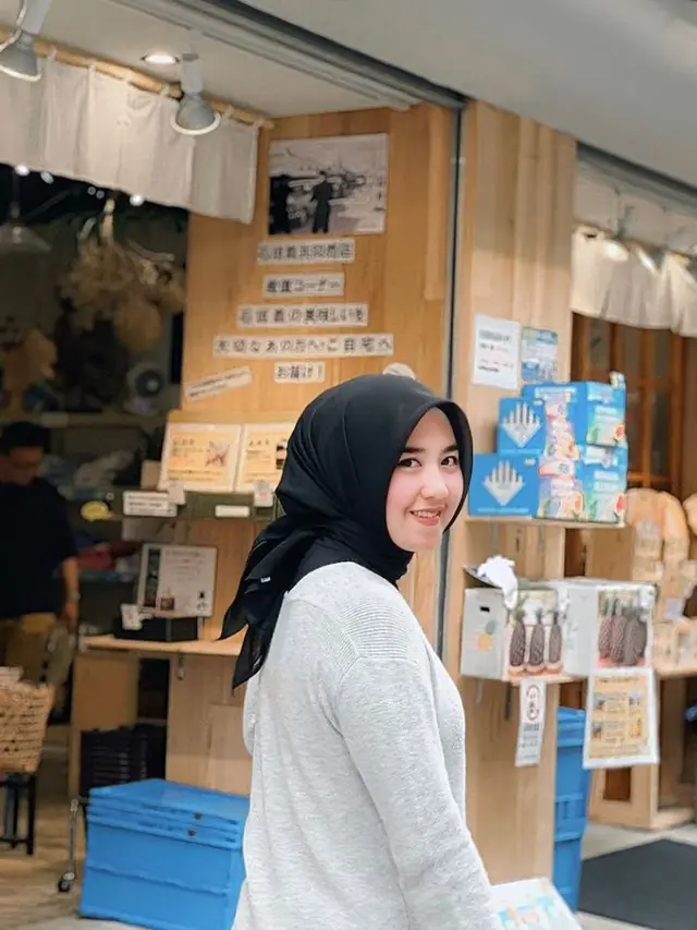 Potret Salmania yang diisukan dekat dengan Teuku Ryan (Sumber: Instagram/@salmaniia.f)