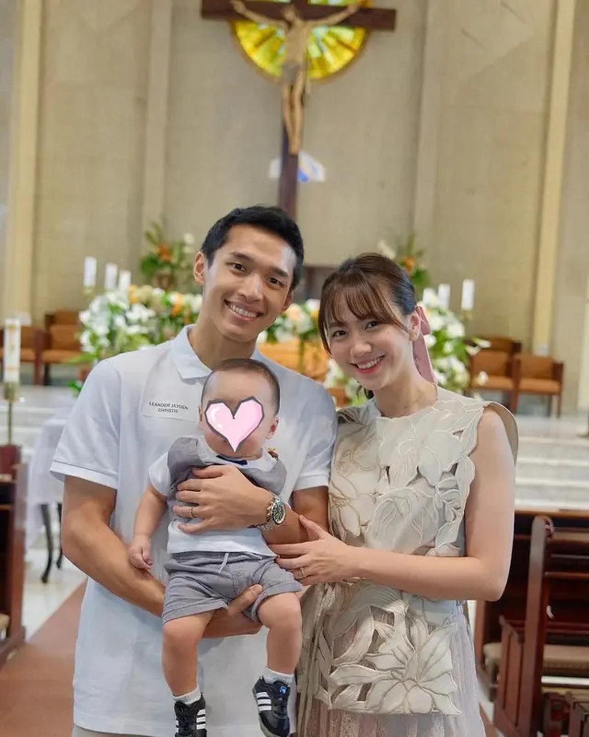 6 Potret Jayden Anak Jonatan Christie dan Shanju Dibaptis, Anteng Digendong Ayah