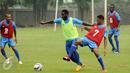Pemain Semen Padang Vendry Mofu (kedua kanan) berebut bola saat latihan di Lapangan Sutasoma, Halim Perdanakusuma, Jakarta, Jumat (22/1/2016). Latihan ini persiapan menghadapi Mitra Kukar di final piala Jenderal Sudirman. (Liputan6.com/Helmi Fithriansyah)