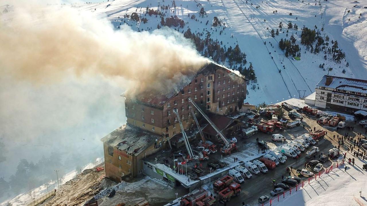 FOTO: Horornya Kebakaran Hotel di Resor Ski Turki, 76 Orang Tewas Terpanggang