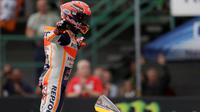 Pebalap Repsol Honda, Marc Marquez, memutuskan berganti motor pada akhir lap kedua MotoGP Republik Ceska di Sirkuit Brno, Minggu (6/8/2017). (AP Photo/Petr David Josek)