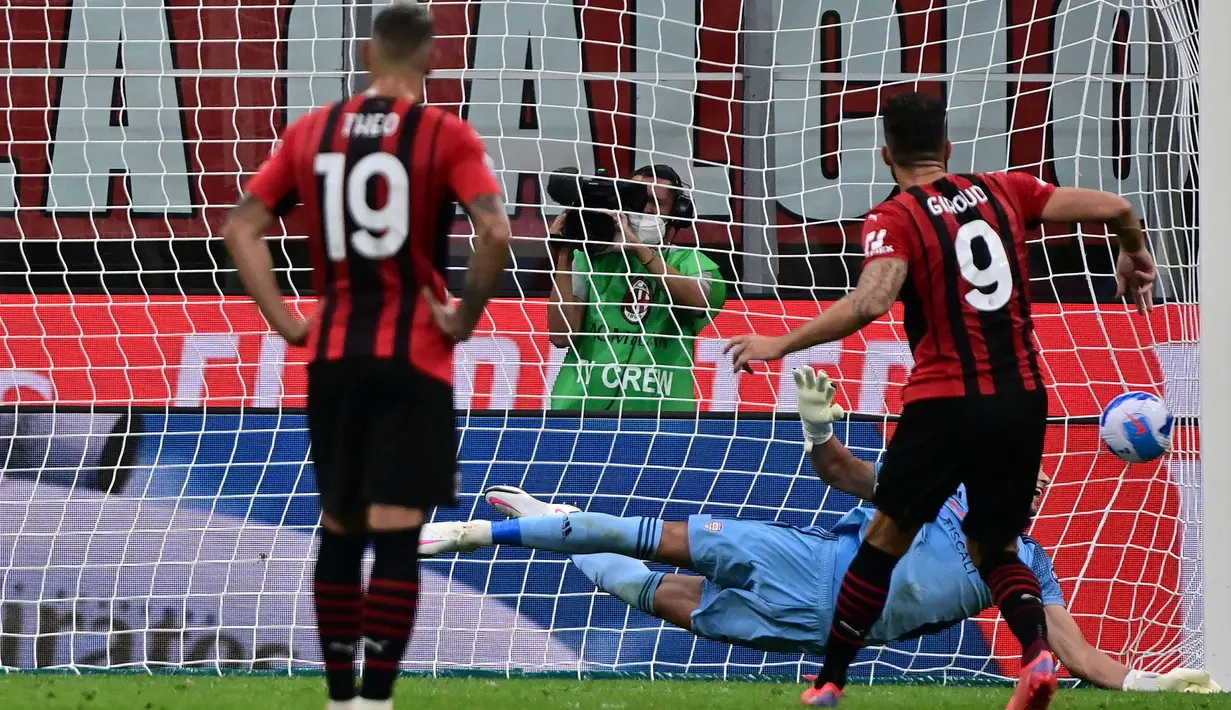 Tak puas sekali, Giroud tambahkan angka ketika laga babak pertama tinggal tersisa dua menit. Dirinya sukses menjalankan tugasnya menjadi algojo pinalti. Skor 4-1 akhirnya tercipta hingga waktu turun minum. (Foto: AFP/Miguel Medina)