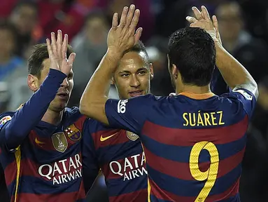 Trio Barcelona (Lionel Messi, Luis Suarez dan Neymar) merayakan gol ke gawang Athletic Bilbao pada laga La Liga Spanyol di Stadion Camp Nou, Spanyol, Minggu (17/1/2016). Barca berhasil menang 6-0. (AFP/Lluis Gene)
