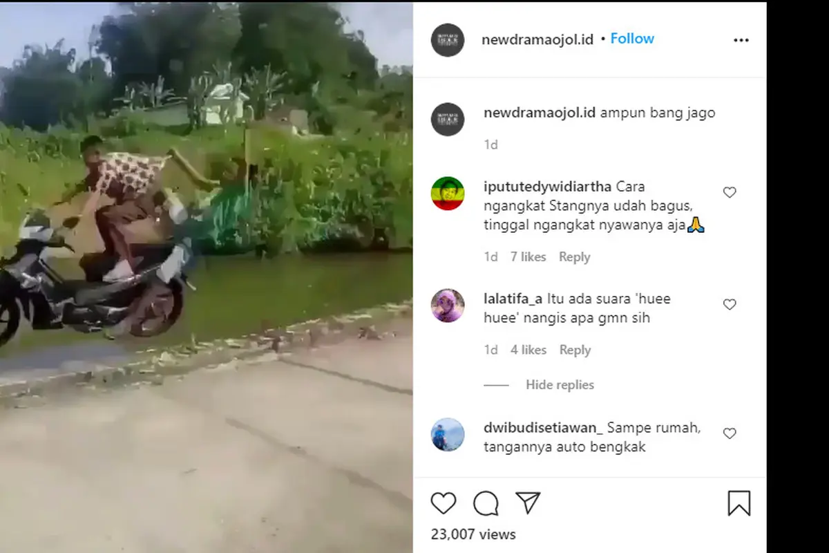 Dua orang bocah gaya-gayaan melakukan standing atau wheelie, (@newdramaojol.id,)