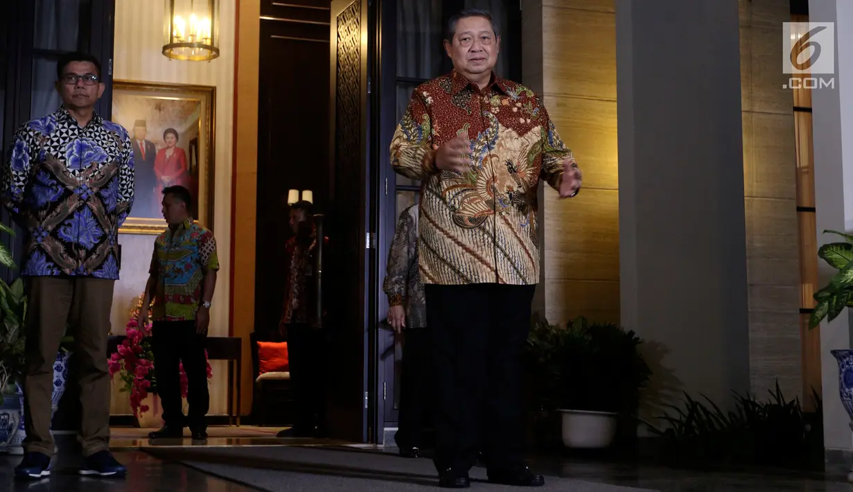 Ketum Partai Demokrat Susilo Bambang Yudhoyono (SBY) bersiap menerima kedatangan Ketum PAN Zulkifli Hassan di kediamannya di kawasan Mega Kuningan, Jakarta, Rabu (25/7). (Liputan6.com/Johan Tallo)