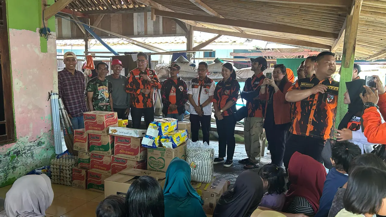 Pengurus Pusat Satuan Pelajar dan Mahasiswa Pemuda Pancasila (Sapma PP) menjalankan aksi sosial dengan mengirimkan sandang, pangan, air dan obat-obatan dibutuhkan korban banjir di Bekasi dan sekitarnya pada Sabtu (8/3) (Istimewa)
