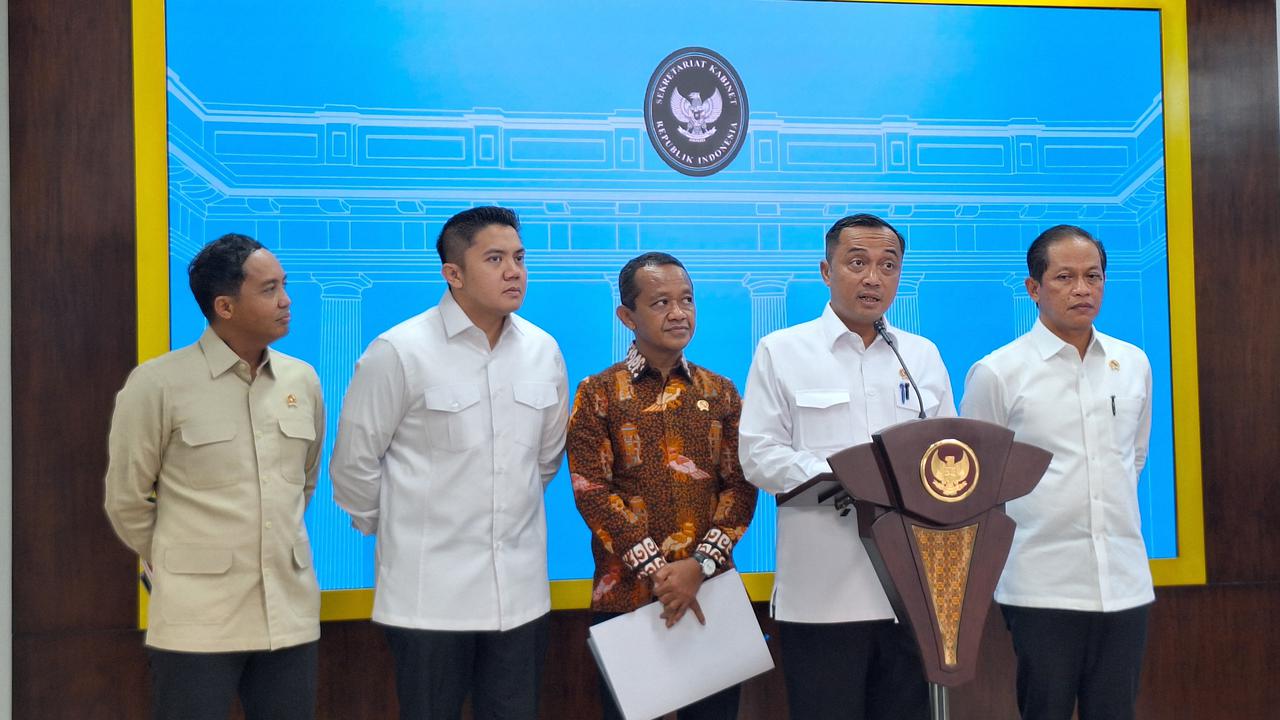 Menteri ESDM Bahlil Lahadalia, Menteri Kehutanan Raja Juli Antoni, Menteti Lingkungan Hidup Hanif Faisol Nurofiq, dan Sekretaris Kabinet Teddy Indra Wijaya Konpers pencabutan IUP Raja Ampat