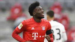 1. Alphonso Davies (36,5 kmph) - Memiliki kemapuan berlai yang sangat cepat, Alphonso Davies dijuluki "Roadrunner" oleh rekan setimnya di Bayern Munchen. Alphonso Davies tercatat memilki kecepatan berlari mencapai 36,5 kmph. (AFP/Andreas Gebert/pool)