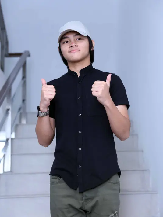 Bersama dengan sepuluh teman-temannya, ia akan datang memberi dukungan pada para pemain Timnas Indonesia saat bertanding. Ia akan mengenakan kaos Timnas Indonesia. (Nurwahyunan/Bintang.com)