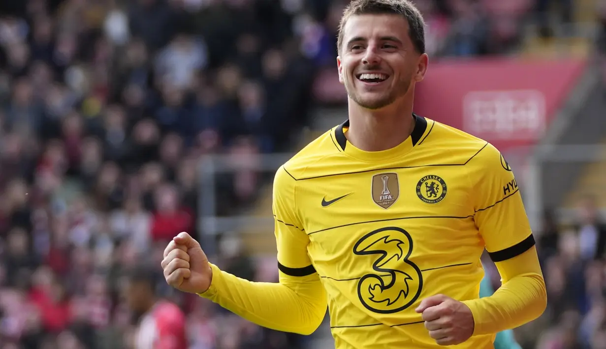 Gelandang Chelsea, Mason Mount berselebrasi usai mencetak gol ke gawang Southampton pada pertandingan lanjutan Liga Inggris di Stadion Saint Mary di Southampton, Sabtu (9/4/2022). Mason Mount mencetak dua gol dan mengantar Chelsea menang atas Southampton 6-0. (AP Photo/Frank Augstein)
