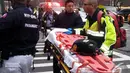 Kereta dorong disiapkan petugas untuk mengangkut korban kecelakaan di kawasan Upper East Side, Manhattan, New York, Selasa (16/12/2014). (Alfrits J. Monintja) 