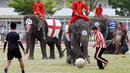 Seorang siswa berusaha mengecoh gajah saat berlaga di sebuah pertandingan di provinsi Ayutthaya, Thailand, (9/6/2014). (REUTERS/Chaiwat Subprasom)
