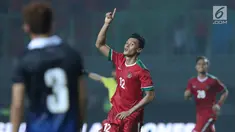 Pemain depan Timnas Indonesia, Lerby Elyandry (tengah) merayakan gol ke gawang Kamboja pada laga persahabatan di Stadion Patriot Candrabhaga, Bekasi, Rabu (4/10). Timnas Indonesia menang 3-1 atas Kamboja. (Liputan6.com/Helmi Fithriansyah)