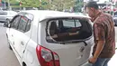 Petugas memeriksa barang bukti mobil kasus bentrok suporter Persija Jakarta dengan PSM Makassar saat rilis di Polres Jakarta Selatan, Jumat (9/8/2019). Bentrokan terjadi di Kafe Komandan yang terletak di kawasan Tebet. (Liputan6.com/Faizal Fanani)