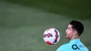 Pemain Portugal Cristiano Ronaldo menatap bola saat sesi latihan jelang menghadapi Turki pada pertandingan sepak bola kualifikasi Piala Dunia 2022 di kamp pelatihan Cidade do Futebol, Oeiras, Portugal, 21 Maret 2022. (PATRICIA DE MELO MOREIRA/AFP)
