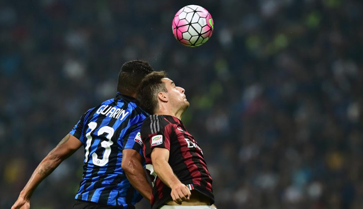 Pemain AC Milan, Giacomo Bonaventura duel udara dengan pemain Internazionale, Fredy Guarin pada laga Serie A di Stadion San Siro, Italia, Minggu (13/9/2015). Internazionale berhasil menang 1-0. (AFP Photo/Giuseppe Cacace)