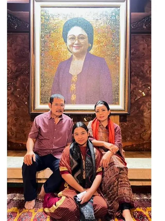 6 Potret Mayangsari dan Bambang Trihatmodjo Ziarah Makam Soeharto, Ajak Khirani