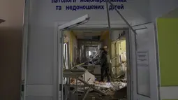 Seorang sukarelawan bekerja di dalam rumah sakit bersalin yang rusak akibat serangan udara di Mariupol, Ukraina (9/2/2022). Serangan Rusia telah merusak parah sebuah rumah sakit bersalin di kota pelabuhan Mariupol yang terkepung, kata pejabat Ukraina. (AP Photo/Evgeniy Maloletka)