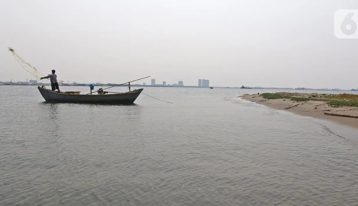 Seorang nelayan mencari ikan di kawasan Pulau G Reklamasi, Muara Angke, Jakarta Utara, Kamis (31/10/2019). Batu pondasi cakar ayam yang berfungsi untuk menahan pasir reklamasi terbawa arus sehingga sering membuat kapal nelayan tersangkut di Pulau Reklamasi itu. (Liputan6.com/Herman Zakharia)