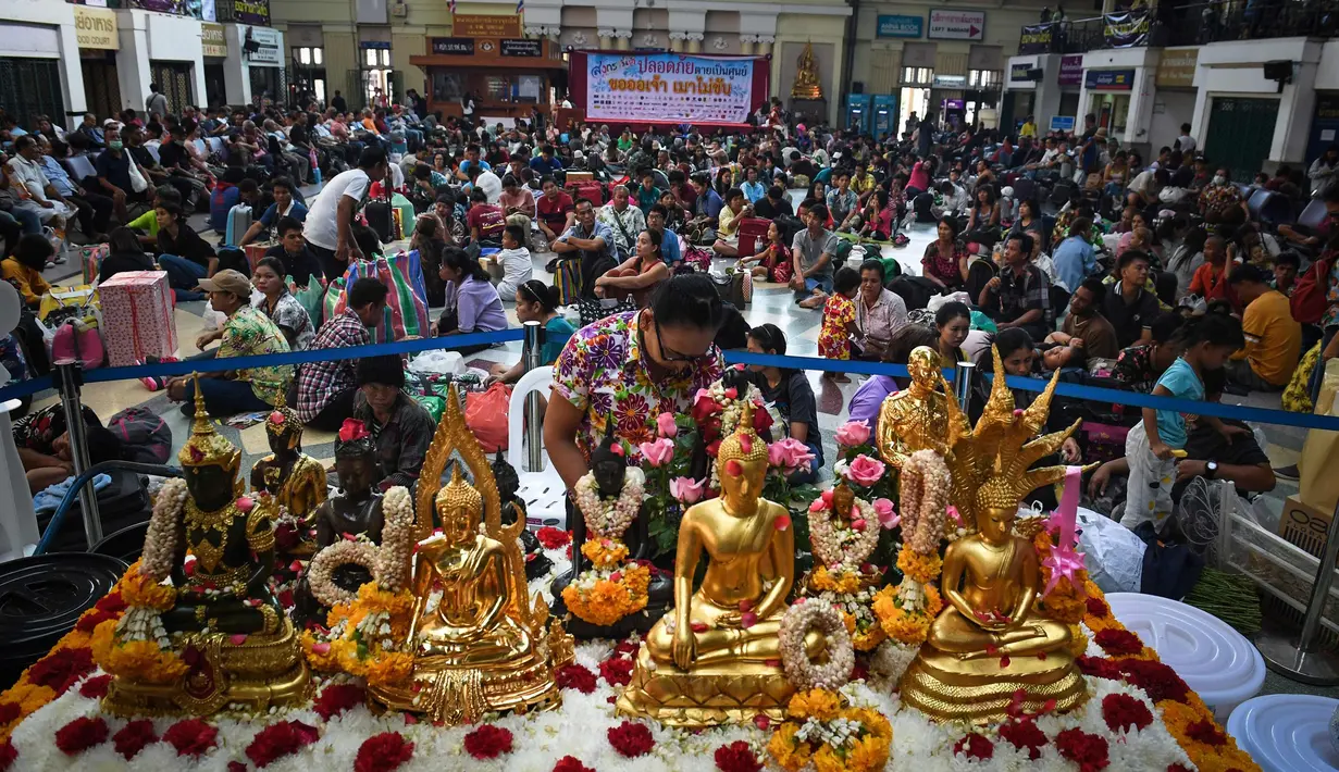 Penumpang menunggu di stasiun kereta api pusat Hua Lampong, sehari sebelum Songkran Festival, atau Tahun Baru Thailand, di Bangkok (12/4). Festival tahun baru Buddha resmi dimulai 13 April dan berlangsung selama tiga hari. (AFP Photo/Lillian Suwanrumpha)