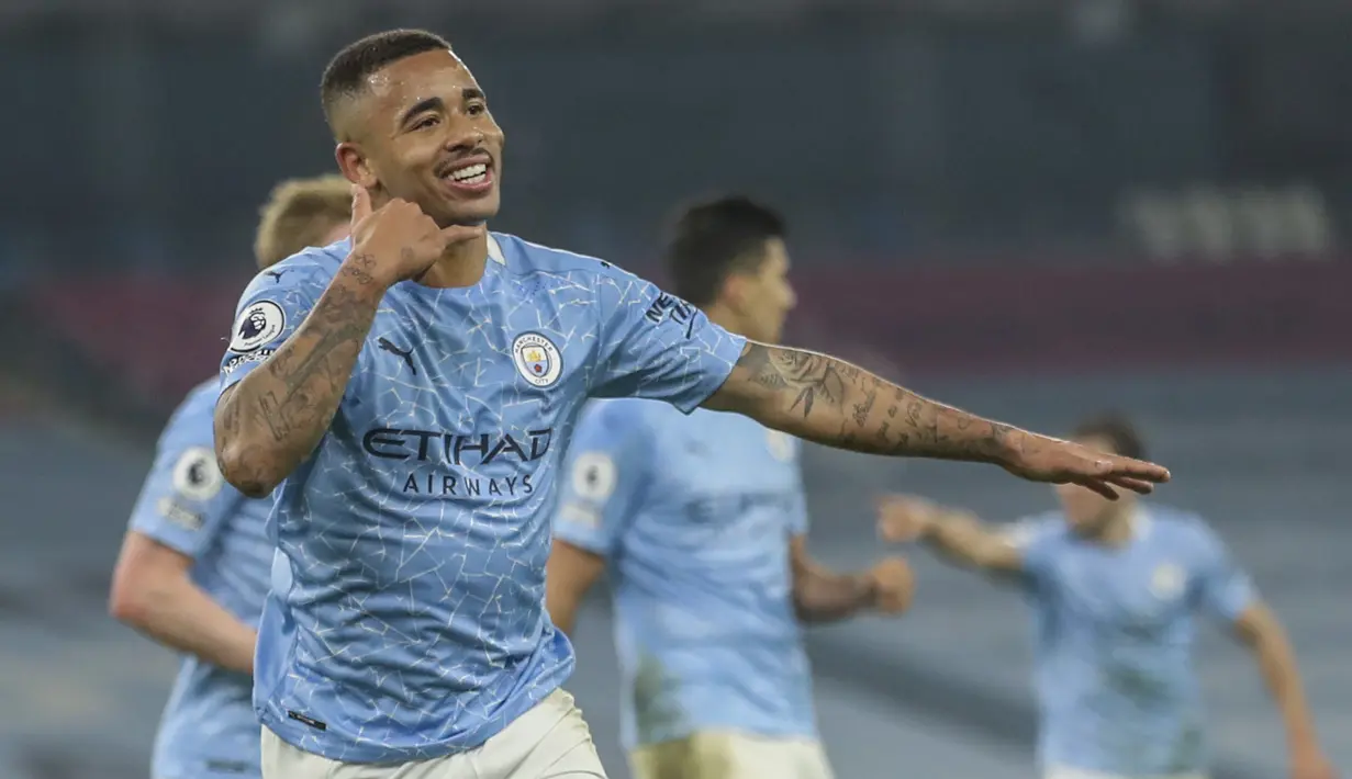 Striker Manchester City, Gabriel Jesus melakukan selebrasi usai mencetak gol kedua timnya ke gawang Wolverhampton Wanderers dalam laga lanjutan Liga Inggris 2020/21 pekan ke-27 di Etihad Stadium, Selasa (2/3/2021). Manchester City menang 4-1 atas Wolverhampton. (AP/Carl Recine/Pool)