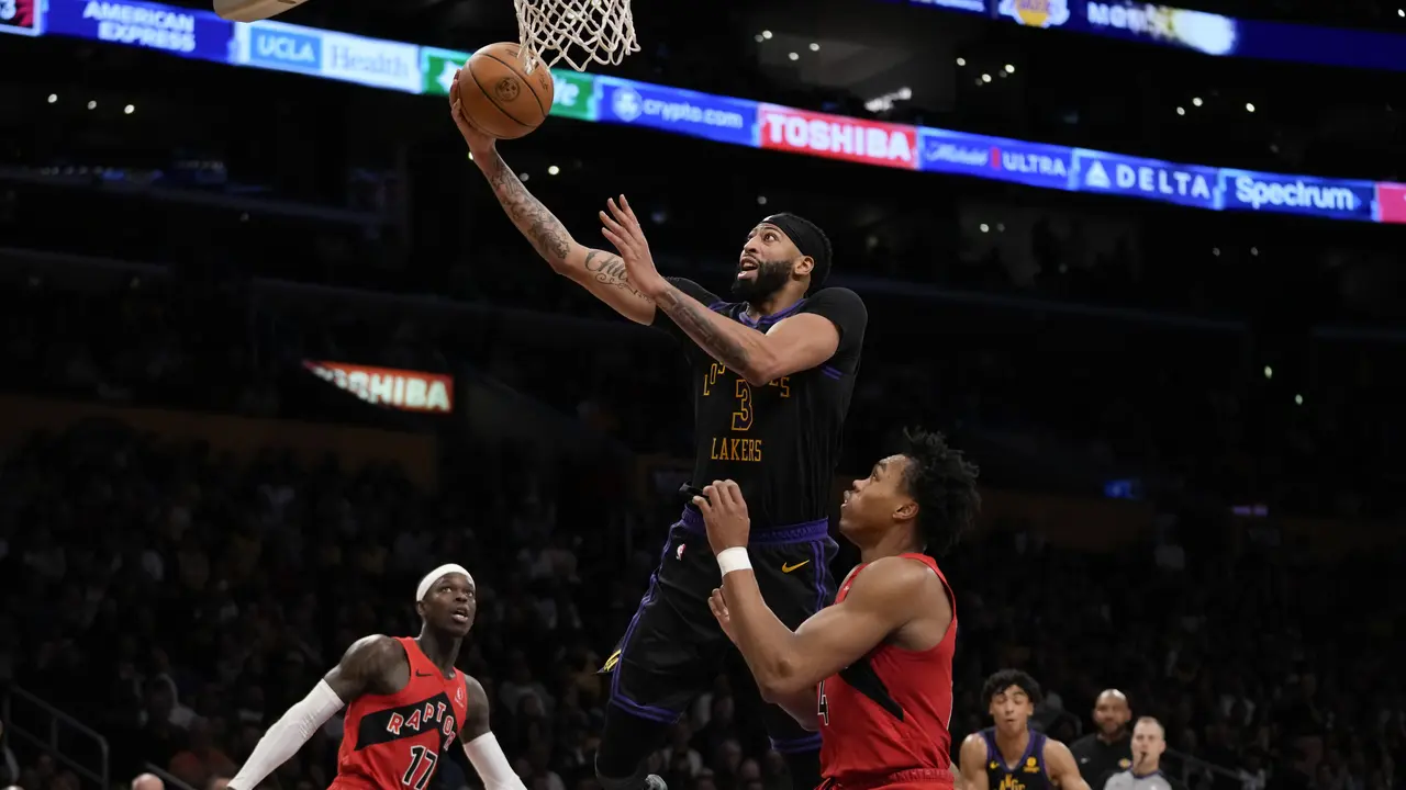 Aksi Anthony Davis saat Lakers melawan Raptors