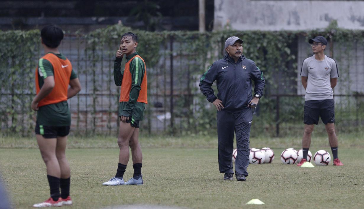 Pelatih Timnas Indonesia U-19, Fakhri Husaini, memperhatikan pemainnya saat latihan di Stadion Padjadjaran, Bogor, Kamis (26/9). Latihan ini merupakan persiapan jelang kualifikasi Piala Asia 2020. (Bola.com/Yoppy Renato)