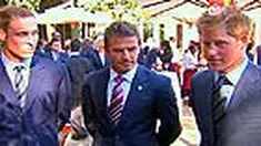 Pangeran William dan Pangeran Harry secara khusus datang ke Afrika Selatan untuk memberi dukungan langsung terhadap tim nasional Inggris. Mereka tetap optimistis, skuad Three Lions mampu lolos ke babak 16 besar. 