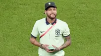 Neymar terlihat menghadiri laga tersebut setelah absen karena cedera yang ia terima pada matchday pertama Piala Dunia 2022 saat melawan Serbia. (AP/Alessandra Tarantino)