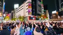 Orang-orang merayakan kemenangan timnas Jepang saat melawan Jerman di Piala Dunia Qatar 2022 di persimpangan Shibuya, Tokyo, Jepang, Kamis (24/11/2022). Jepang membuka sejarah baru untuk pertama kalinya karena mampu mengalahkan Jerman yang menyandang status empat kali juara Piala Dunia. (Kyodo News via AP)