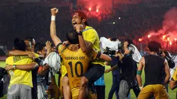 Suporter Mitra Kukar memeluk Rodrigo OST saat merayakan kemeangan atas Semen Padang di final Piala Jenderal Sudirman, Minggu (24/1/2016). Mitra Kukar unggul 2-1 atas Semen Padang. (Liputan6.com/Helmi Fithriansyah)