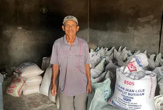 Oming (70), Pemilik Usaha Penggilingan Padi di Jonggol (Supriatin/Liputan6.com)
