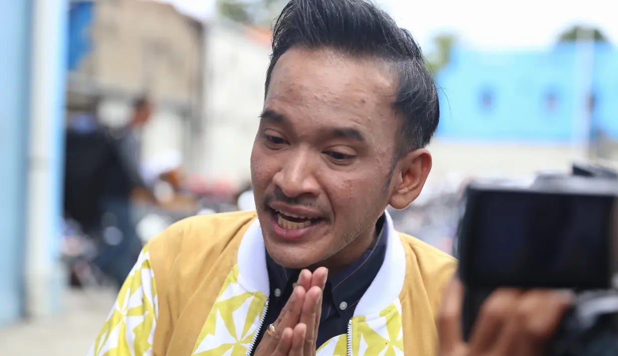 Beberapa waktu lalu sempat viral berita anak SD yang meminta kursi roda pada Presiden Joko Widodo alias Jokowi. Bulan Karunia Rudianti nama anak tersebut yang meminta melalui surat ke Presiden. (Nurwahyunan/Bintang.com)