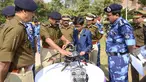 Harshwardhan Zala (14) menunjukkan drone buatannya kepada Pasukan Kepolisian Cadangan Pusat (CRPF) di kamp Rapid Action Force, Ahmedabad, India, 15 Januari 2017. Harshwardhan Zala berhasil menciptakan drone untuk mendeteksi ranjau darat (Sam Panthaky/AFP)