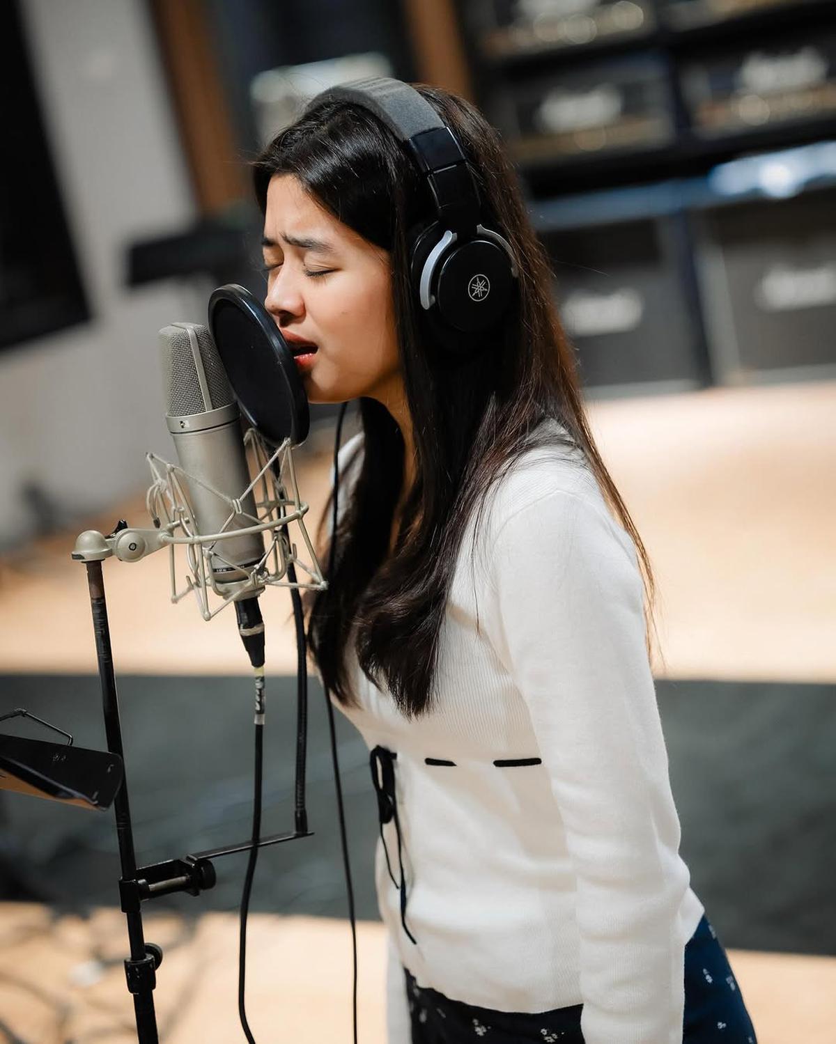4 Potret Aqeela Calista Saat Rekaman Lagu, Isyaratkan Akan Rilis Single Baru dalam Waktu Dekat?