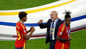 Pelatih Timnas Spanyol, Luis de la Fuente, bersenda gurau dengan Lamine Yamal (kiri). (Dok. FIFA)