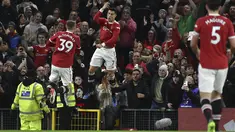 Penyerang Manchester United, Cristiano Ronaldo (tengah) berselebrasi usai mencetak gol ke gawang Burnley pada pertandingan lanjutan Liga Inggris di di Old Trafford di Manchester, Inggris, Jumat (31/12/2021). Man United menang atas Burnley dengan skor 3-1. (AP Photo/Rui Vieira)