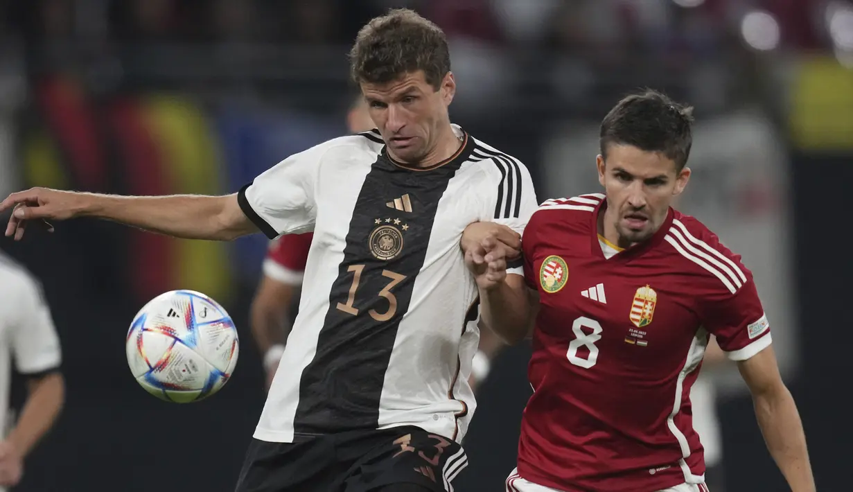Thomas Muller. Striker Timnas Jerman yang sepanjang karier profesionalnya hanya membela Bayern Munchen sejak 2008/2009 hingga kini, menjadi pemain aktif dengan koleksi gol terbanyak di ajang Piala Dunia dengan 10 gol dari total 16 laga dalam 3 edisi Piala Dunia. Rinciannya adalah masing-masing 5 gol dicetaknya pada Piala Dunia 2010 dan 2014, sementara pada edisi 2018 lalu ia gagal menyumbang 1 gol pun untuk Timnas Jerman. (AP/Michael Sohn)