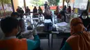 Warga menunggu untuk mendapatkan vaksin dosis ketiga (Booster) di RPTRA Kopi Gandaria, Pasar Rebo, Jakarta, Jumat (15/7/2022). Pemerintah Indonesia mewajibkan vaksinasi booster sebagai persyaratan untuk memasuki fasilitas publik/fasilitas umum antara lain perkantoran, tempat wisata, pusat perbelanjaan, dan area publik. (merdeka.com/Imam Buhori)