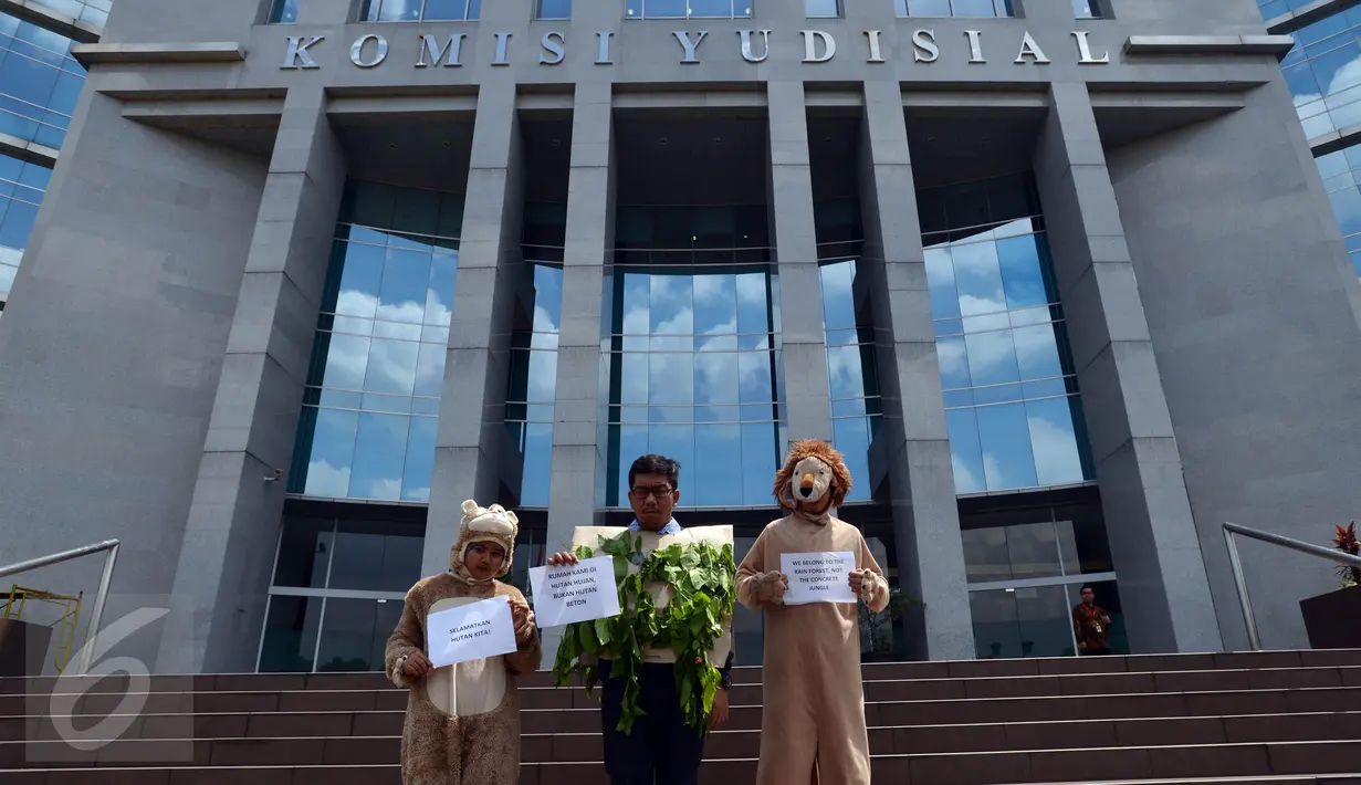 Aktivis Koalisi Anti Mafia Hutan yang merupakan gabungan dari sejumlah LSM melakukan aksi teatrikal 'Pengaduan Penghuni Hutan' di depan Gedung Komisi Yudisial (KY), Jakarta, Jumat (8/1). (Liputan6/JohanTallo)