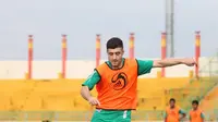 Gelandang Timnas Tajikistan, Nuriddin Davronov, saat menjalani latihan di Madura United, Kamis (21/12/2017). (Bola.com/Gatot Susetyo)