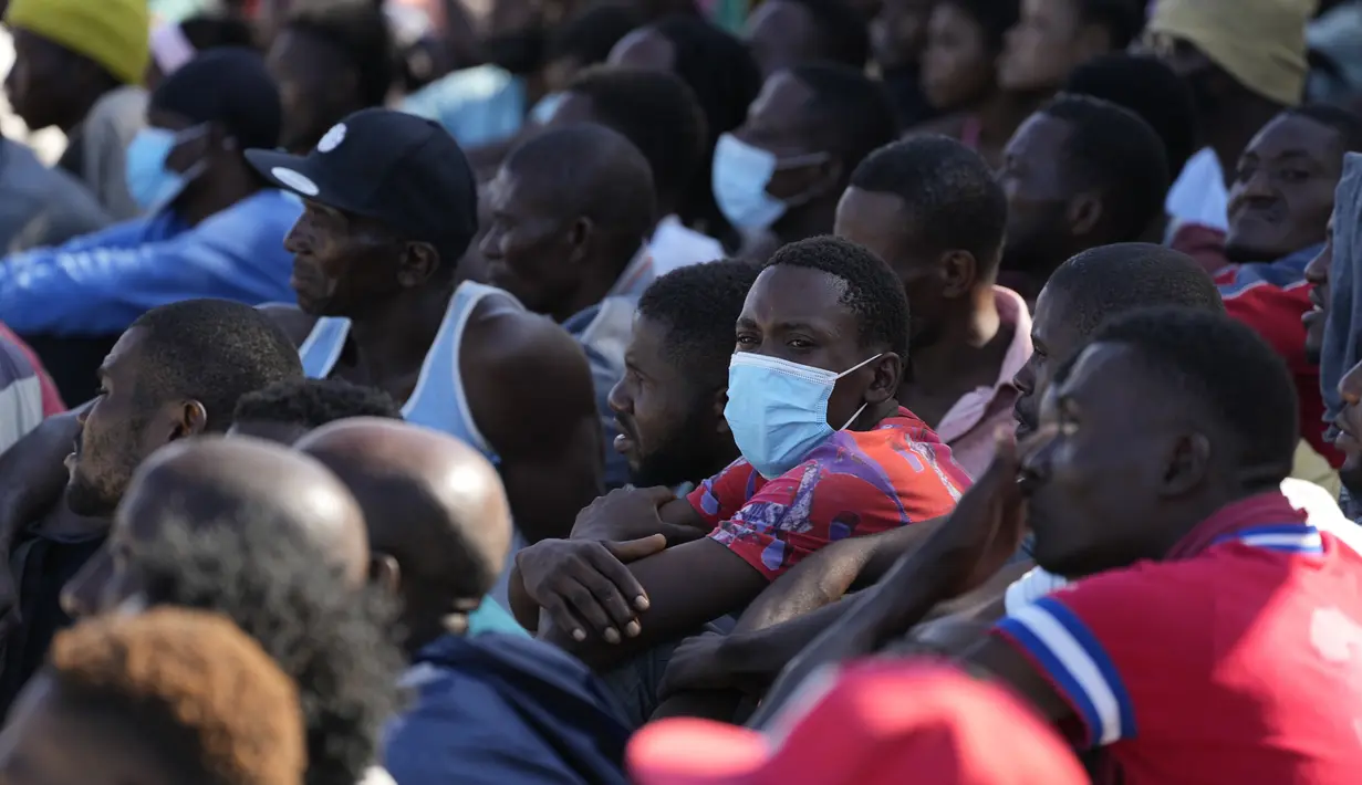 Imigran Haiti menunggu untuk diproses dan menerima perawatan medis di sebuah perkemahan wisata di Sierra Morena, di provinsi Villa Clara, Kuba (25/5/2022). (AP Photo/Ramon Espinosa)