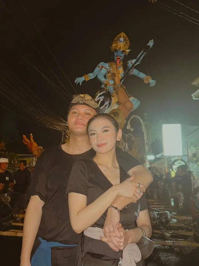 Rizky Febian dan Mahalini Rayakan Nyepi