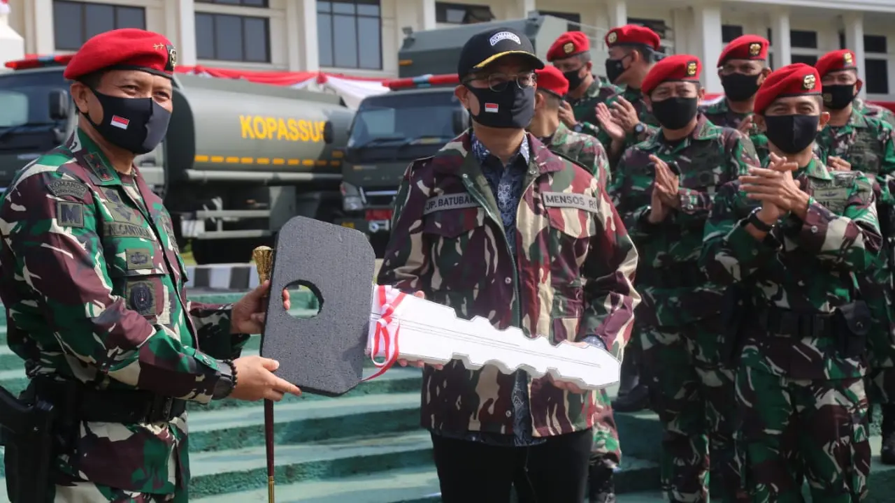 Mensos Juliari Serahkan 4 Kendaraan Penanggulangan Bencana kepada Kopassus