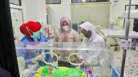 Wakil Wali Kota Makassar, Fatmawati Rusdi dan Ketua TP PKK Kota Makassar, Indira Yusuf Ismail kunjungi bayi yang ditemukan di Baji Minasa (Liputan6.com)