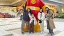 Boneka Anpanman yang besar berada di depan mal di Jepang, Dian Ayu Lestari dan anak-anak juga tak lupa berpose dengannya. (Foto: Instagram/@dianayulestari)