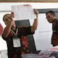 Petugas menunjukkan surat suara saat penghitungan suara Pilkada Jawa Barat 2018 di TPS 06 Nagrak, Gunung Putri, Bogor, Rabu (27/6). TPS tersebut menjadi tempat keluarga besar SBY menunaikan haknya pada Pilgub Jabar 2018. (Liputan6.com/Herman Zakharia)