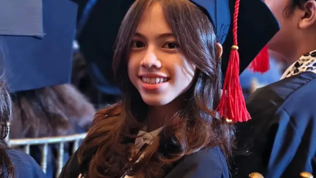 Tampilan Semi Formal Serba Hitam Wulan Guritno Hadir di Wisuda Putrinya yang Lulus SMP