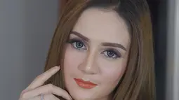 Lewat Instagram pribadinya, pemilik nama lengkap Irenne Ghea Monderella ini beberapa kali mengunggah penampilannya saat memakai kebaya. Kali ini, ia tampil anggun dengan kebaya hitam dan membiarkan rambutnya terurai.(Liputan6.com/IG/@irenneghea__reall)
