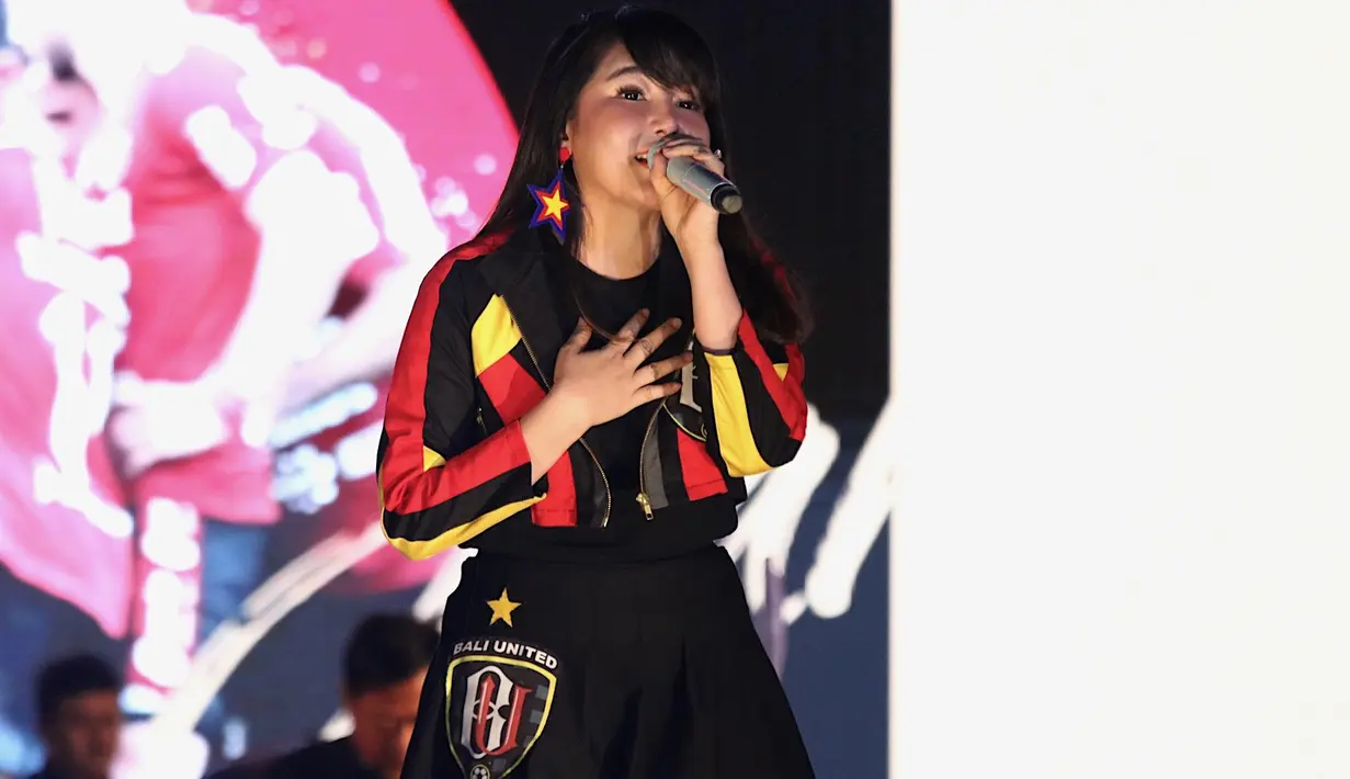 Penampilan Via Vallen saat merayakan keberhasilan Bali United meraih gelar juara Liga 1 2019 di Stadion Kapten I Wayan Dipta, Bali, Senin (23/12). Puncak perayaan juara ini dimeriahkan Via Vallen dan Tari Kecak. (Bola.com/Aditya Wany)